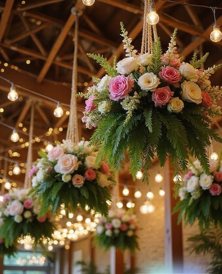 Arranjo pendente com flores e folhagens permanentes - opção 13