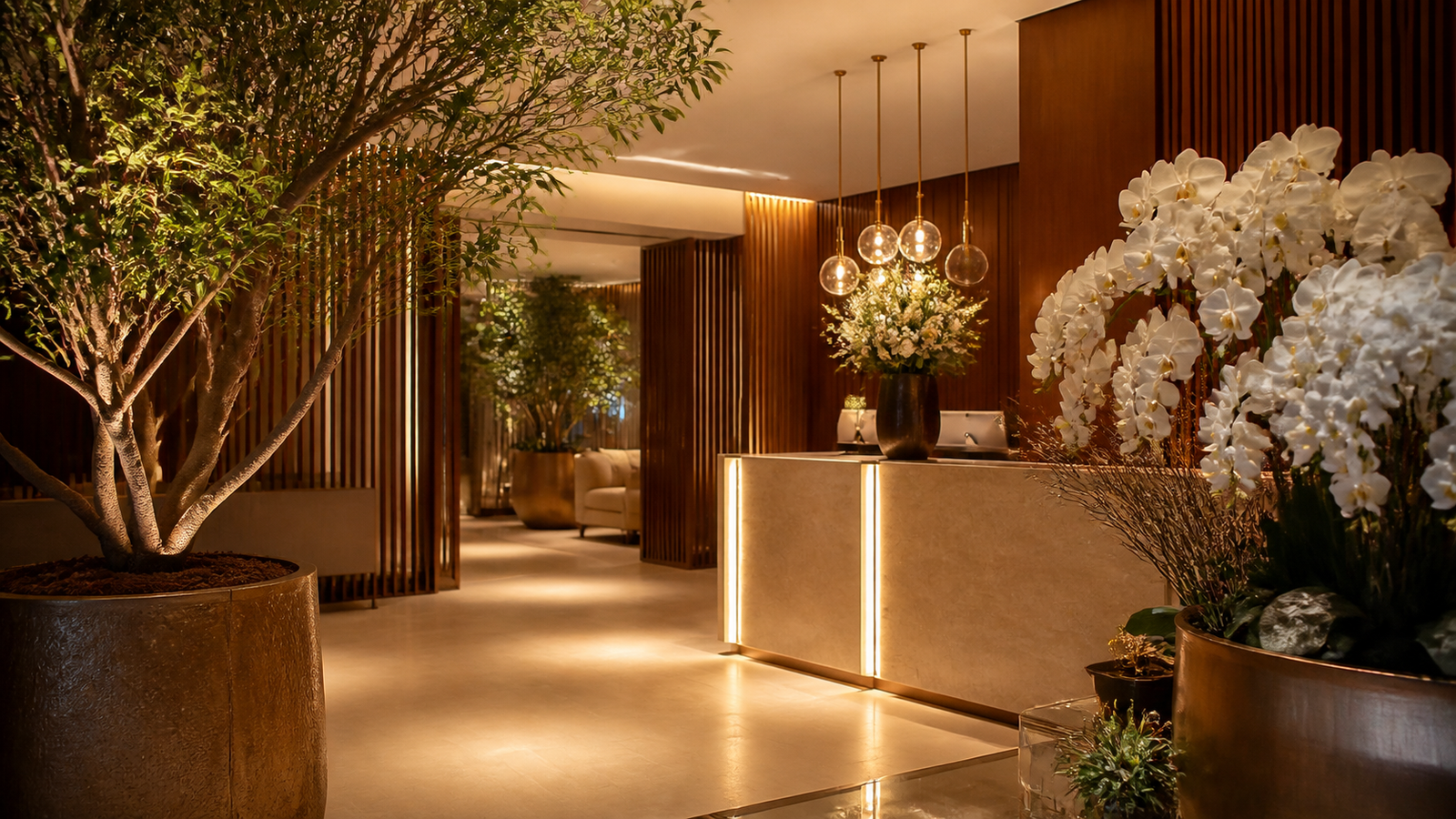 Ambiente comercial decorado com flores e árvores permanentes